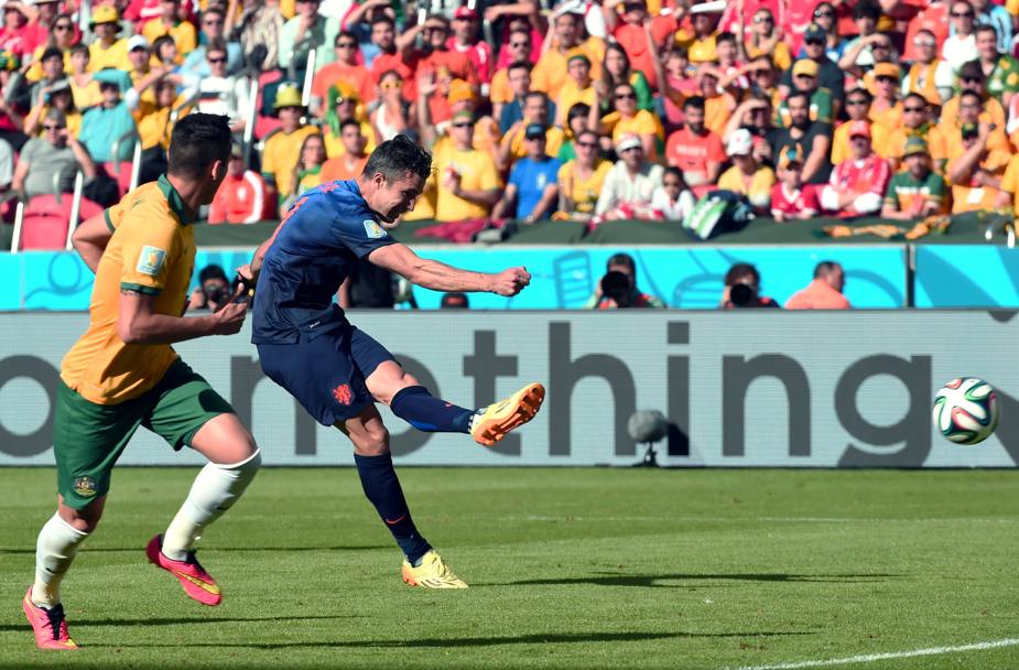 Van Persie segna il gol del 2-2. Afp